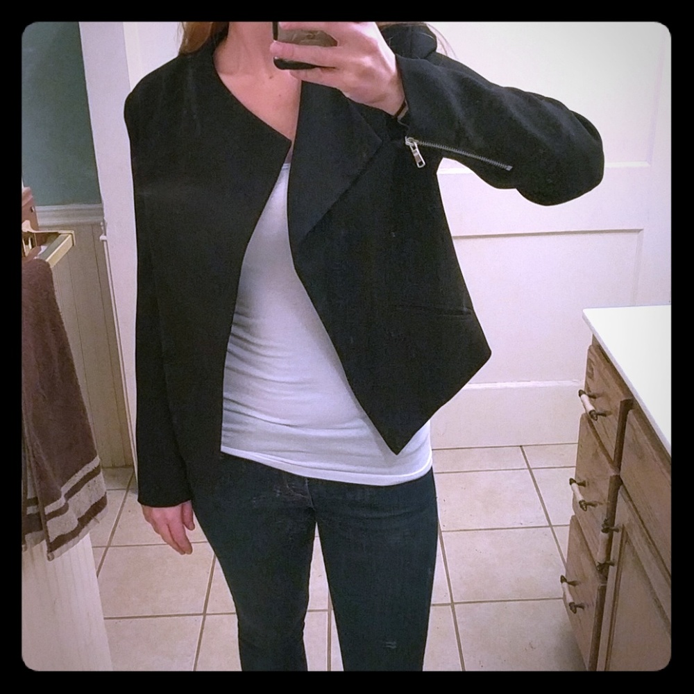 ⭐Black blazer/jacket